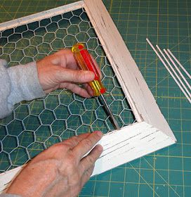 Diy Chicken Wire Frame, Wire Picture Frame, Chicken Wire Picture Frame, Wire Suncatcher, Chicken Wire Art, Chicken Wire Crafts, Chicken Wire Frame, Picture Frame Crafts, Wire Tutorials