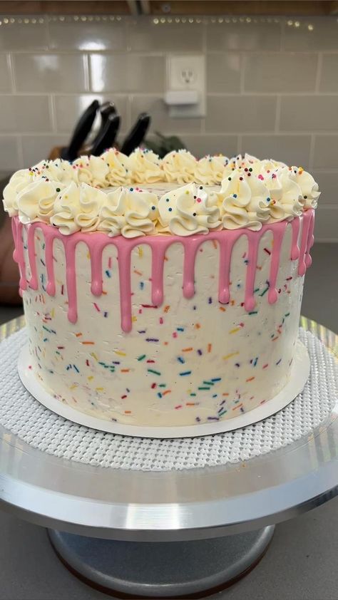 Cake Designs Buttercream, Cake Designs Easy, Bolo Drip Cake, Cake Me Home Tonight, Fruit Cake Design, Cake Decorating For Beginners, Buttercream Cake Decorating, Simple Cake Designs, Cake Decorating Piping