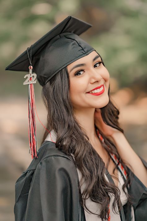 Cap And Gown Pics, Graduation Pictures Poses, Cap And Gown Photos, Cap And Gown Pictures, Nursing Graduation Pictures, Grad Poses, Senior Photoshoot Poses, Grad Photo Ideas, College Graduation Pictures Poses