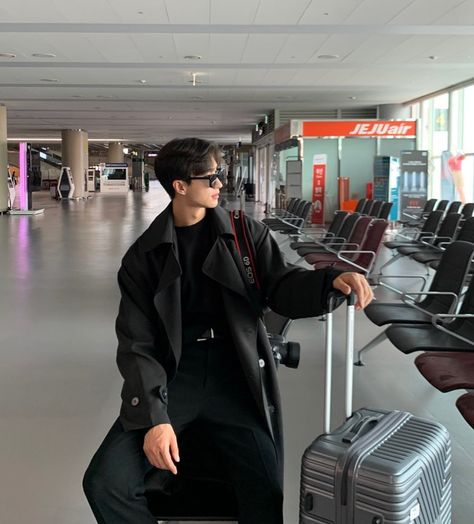 Mens Airport Style, Black Korean Outfit, Korean Black Outfit, Airport Outfit Korean, Airport Outfit Men, Bad Boy Outfits, Korean Outfits Men, Outfits Male, Korean Airport Fashion