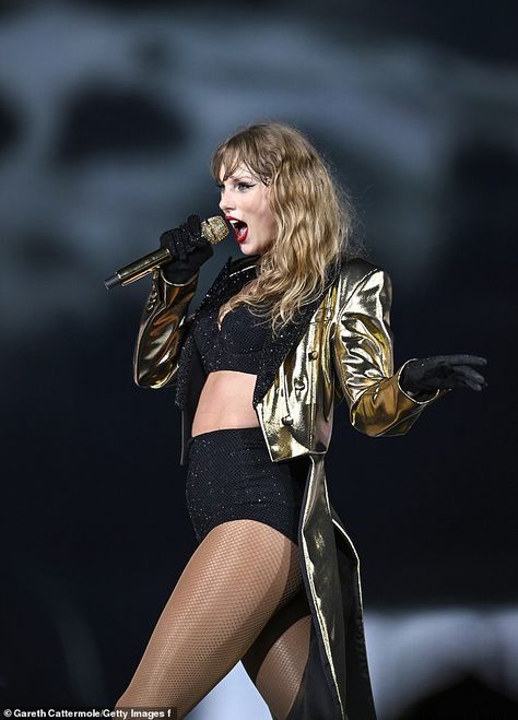 Taylor Swift Ex, Sparkly Outfits, London Night, Estilo Taylor Swift, Taylor Swift Cute, Gold Jacket, London Tours, Taylor Swift Concert, Taylor Swift Wallpaper