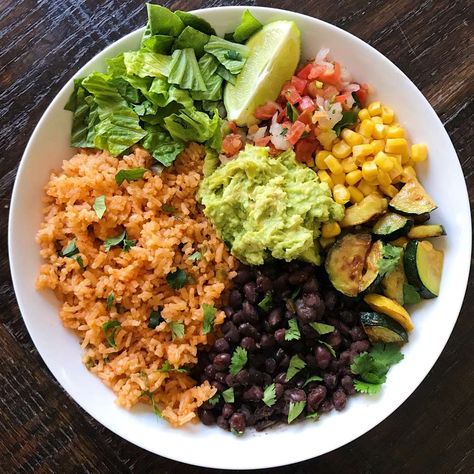 Super Bowl Party Food Main Dish, Vegan Food Asthetic Picture, Veggie Taco Bowl, Healthy Colorful Meals, Burrito Bowl Aesthetic, Vegaterian Lunch Meals, Burrito Bowl Vegetarian, Mexican Bowl Recipe, Veggie Burrito Bowl