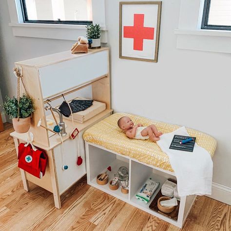 Jess on Instagram: “During the playroom rotation I decided to set up a doctors office for the kids because they love playing doctor and giving their stuffed…” Doctors Office Decor, Role Play Areas, Dramatic Play Preschool, Dramatic Play Area, Doctors Office, Playing Doctor, Doctor's Office, Dramatic Play Centers, Play Spaces