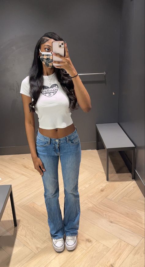 White Converse Outfit Y2k, White Converse Outfit Platform, White Converse Outfit Black Women, Downtown Outfits Black Women, White Leather Converse Outfit, Outfit Ideas With White Converse, How To Style White Converse, Cute Outfits With White Converse, Converse And Jeans Outfit