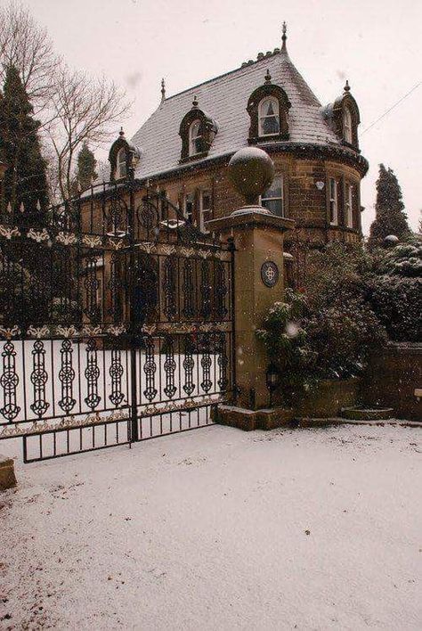 Wammy's House, Victorian Architecture, The Fox And The Hound, Victorian Houses, Beautiful Houses, Old Homes, Beautiful Architecture, Beautiful Buildings, Dream Houses