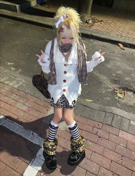 Y2k Harajuku Aesthetic, Guyru Fashion Style, Skater Pose Reference, Gyaru Fashion 90s, Rokku Gyaru Fashion, Harakuju Fashion, Gyaru Outfits, Gyaru Y2k, Estilo Harajuku