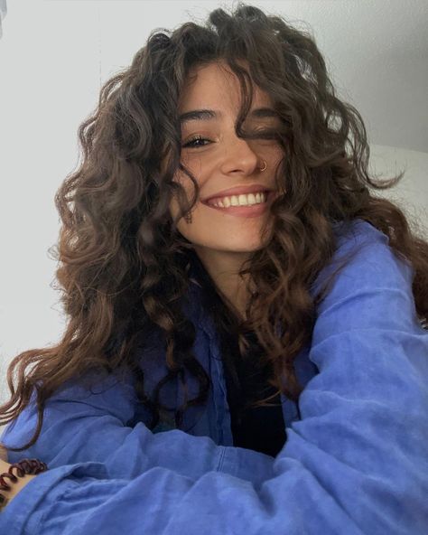 It's more than just hair , its an attitude .❤️ 📸 : Caro.stxr . . . . . . . . . . . . . . . . .. . . .#curlyhairstyle #beautifulhair #beautiful #naturalhair #hair #cachinhos #cachos #healthycurls #naturalcurls #curlygirl #curlygirlmethod #lovemycurls #curlyhairgirls #curlyhairgoal #curlyhairday Curly Hair Inspiration, Curly Hair Cuts, Dream Hair, Aesthetic Hair, Curled Hairstyles, Hair Day, Pretty Hairstyles, Wavy Hair, Hair Looks