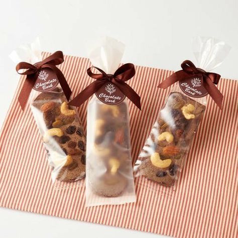 Holiday Food Gift Baskets, Bakery Packaging Design, Bake Sale Packaging, Biscuits Packaging, Christmas Cookies Gift, Cookie Gift Box, Food Business Ideas, Baking Packaging, Fruit Packaging