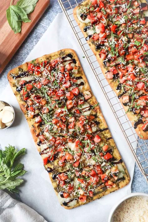 The Best Bruschetta Flatbread Pizza - Bless This Meal Lunch Flatbread, Summer Appetizers For A Crowd, Flatbread Meals, Labor Day Appetizers, Flatbread Appetizers, Best Bruschetta, Flatbread Toppings, Bruschetta Flatbread, Bruschetta Pizza