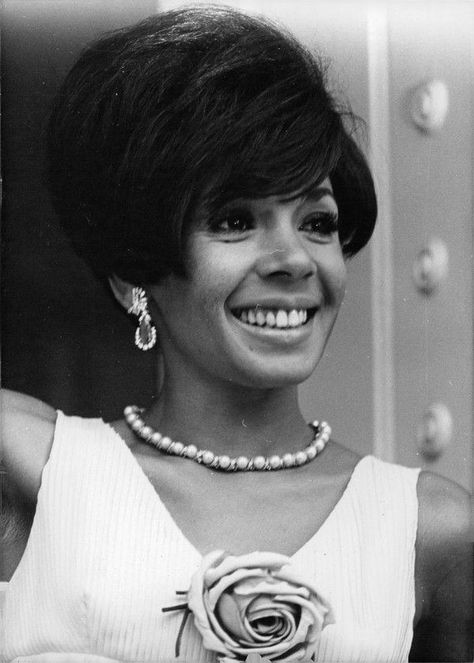 Female Rock Stars, British Movies, Shirley Bassey, Classical Musicians, British Women, Vintage Black Glamour, Bond Girls, Hair Laid, Film Producer