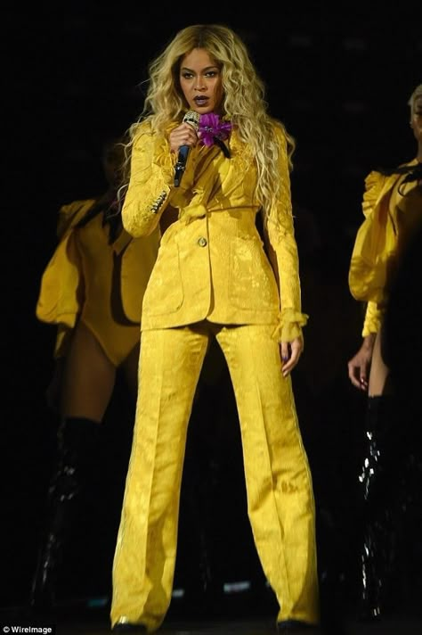 #beyonce #yellow #suit #outfits Beyonce Tour, Beyonce Costume, Beyonce Dress, Estilo Kim Kardashian, Formation Tour, The Formation World Tour, Formation World Tour, Estilo Kardashian, Beyonce Formation