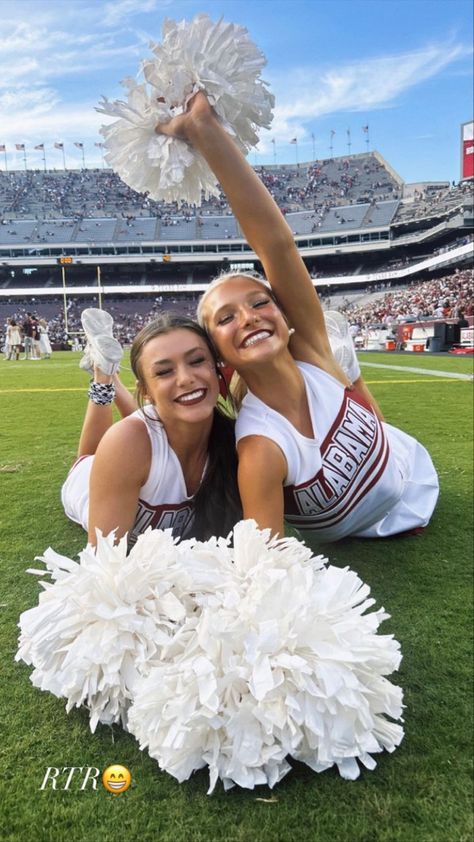 Fall Cheer Aesthetic, Game Day Poses Cheer, Cute Cheer Pictures With Friends, Cheer Action Shots Photography, College Cheer Poses, Cheer Team Photos Group Pictures, Cute Cheer Poses Best Friends, Cheer Duo Pictures, Cheerleading Pictures Poses Best Friends