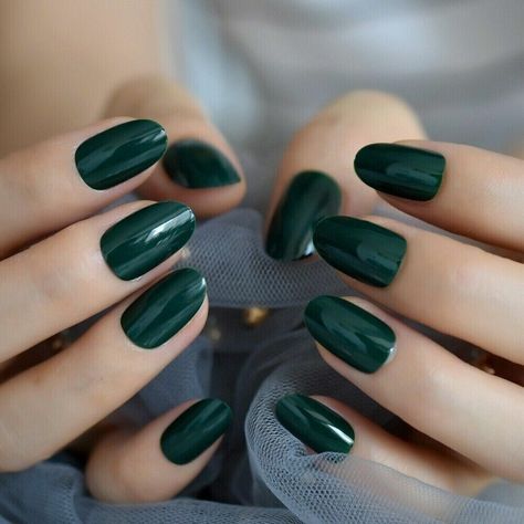 Embrace the season with simple yet stylish fall nail designs for 2024! Featuring warm tones and minimalist patterns, these nails are perfect for a cozy, autumnal look. 🍂 Ideal for everyday wear, these designs offer elegance with ease. Discover your new favorite fall nails today! #FallNails #SimpleNailArt #AutumnStyle Dark Green Nail Polish, Square Oval Nails, Green Press On Nails, Gel Ombre, Nails Paint, Emerald Nails, Dark Green Nails, Green Nail Designs, Green Nail