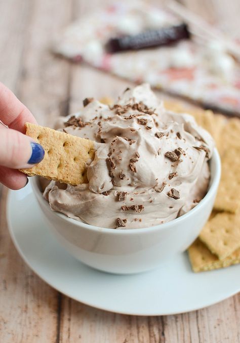 S'mores Fluff - a deliciously creamy dip that's perfect or dipping graham crackers or fresh fruit! Marshmallow Fluff Recipes, Dessert Dip Recipes, Fluff Recipe, Fluff Desserts, Sweet Dips, Creamy Dip, Oreo Dessert, Dessert Dips, Marshmallow Fluff