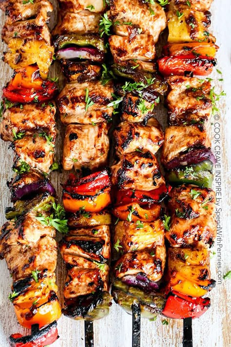 Grilled Hawaiian Chicken Kabobs. Juicy chicken layered with a peppers, onions and pineapple in a tangy Pineapple Honey BBQ Sauce. Kabob Dinner, Pineapple Chicken Kabobs, Hawaiian Chicken Kabobs, Chicken Kabob Recipes, Menu Sarapan Sehat, Honey Bbq Sauce, Hawaiian Chicken, Kabob Recipes, Chicken Kabobs