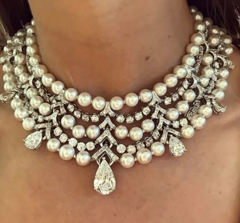 Diamond And Pearl Necklace, Perls Jewellery, Neck Pieces Jewelry, Bvlgari Jewelry, Moroccan Jewelry, Pearl Jewelry Design, Pearl Jewels, Gold Necklace Indian Bridal Jewelry, Pearl And Diamond Necklace