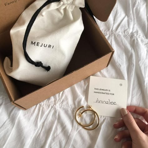 Earrings Packaging Design, Mejuri Packaging, Mejuri Earrings, Unboxing Ideas, Jewelry Packaging Ideas, Jewelry Content, Valentines Day Post, Valentines Day Aesthetic, Jewelry Packaging Design