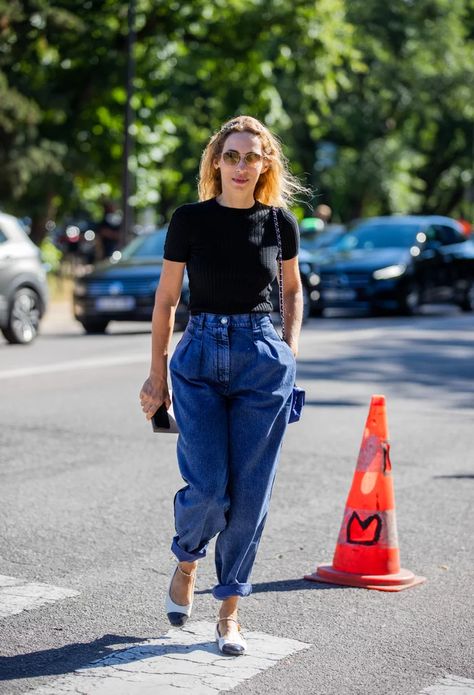 Jeans Shoes Outfit, Slouchy Jeans Outfit, Styling Baggy Jeans, Matching Hawaiian Outfits, Plus Size Alt, Denim Pants Outfit, Paperbag Jeans, Paper Bag Jeans, Pants For Summer