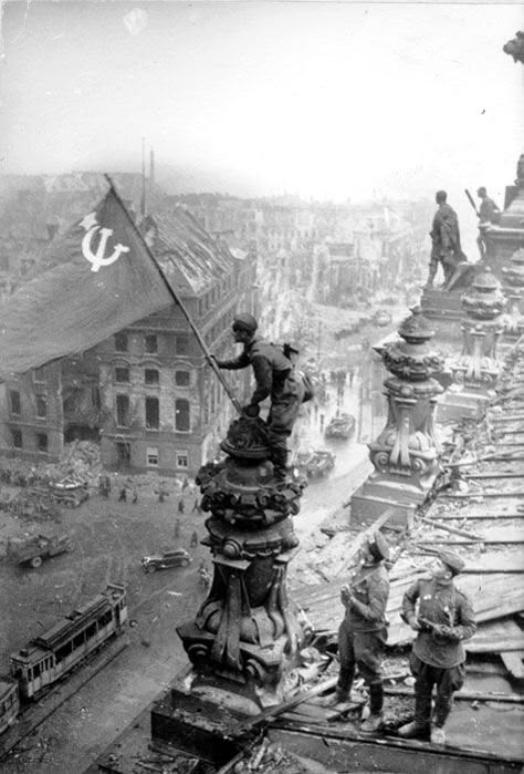 Red Army soldier Mikhail Alekseevich Yegorov of Soviet 756 Rifle Regiment flying the Soviet flag over the Reichstag, Berlin, Germany, 2 May 1945, photo 2 of 2; Meliton Kantaria and another watching nearby Vojenský Humor, Wojskowy Humor, Battle Of Berlin, Perang Dunia Ii, Berlin 1945, Wwii Photos, Soviet Army, World Wars, History Class