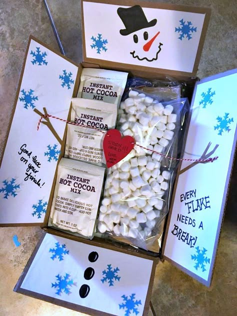 College Gift Boxes, Diy Care Package, College Care Package Ideas, Christmas Care Package, Military Care Package, Care Package Ideas, College Care Package, College Ideas, Package Ideas