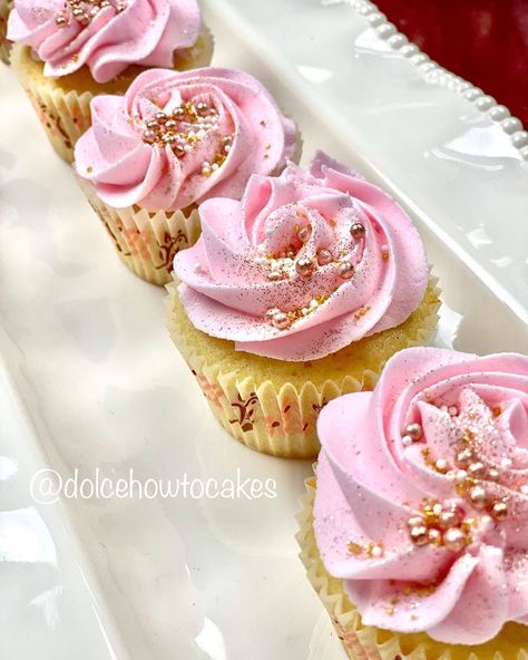 Pink and rose gold glitter cupcakes #cupcakes #cupcakesofinstagram #cupcakes #cupcake #cupcakedecorating #dolcehowtocakes #cakedecorating… Baby Shower Cupcakes Girl Pink And Gold, Pink And Gold Wedding Cupcakes, Sweet 16 Cupcakes Pink And Gold, Gold Glitter Cupcakes, Glitter Cupcakes Birthday, Pink Sparkle Cupcakes, Pink Aesthetic Cupcakes, Rose Gold Birthday Cupcakes, Pink And Rose Gold Cupcakes