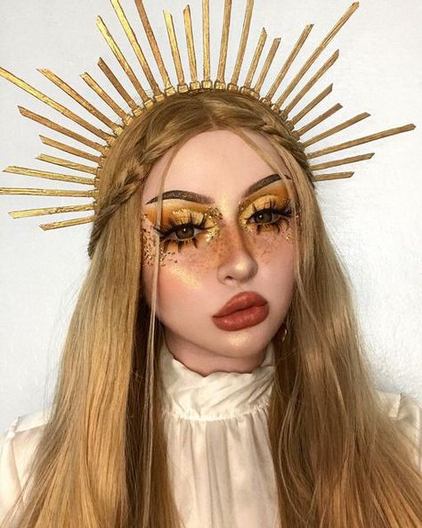 Gold Makeup Prom, Gold Goddess Makeup, Goddess Makeup Look, Sun And Moon Costume, Goddess Halloween Costume, Makeup Poses, Goddess Halloween, Goddess Look, Moon Costume