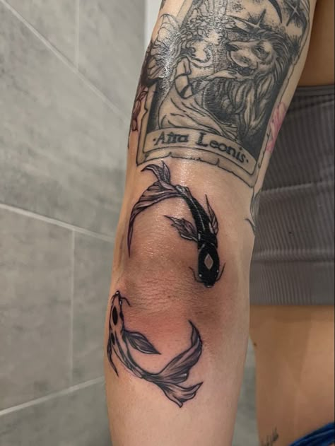 Simple Daffodil Tattoo, Koi Fish Yin Yang Tattoo, Daffodil Tattoo Design, One Piece Tattoo Design, Tattoo Design Polynesian, Tattoos Simplistic, Koi Fish Yin Yang, Coy Fish Tattoos, Inner Elbow Tattoos