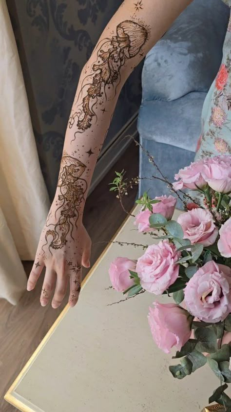 Cute Hand Henna, Full Body Henna, Hanna Tattoos, Forearm Henna, Cool Henna Tattoos, Henna Designs Arm, Girly Henna, Cool Henna Designs, Mehendi Ideas