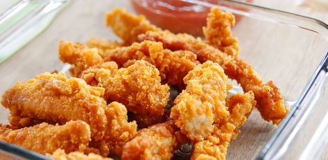 Crunchy Cereal Chicken Fingers by Ree Drummond Cereal Chicken, Deep Fry Chicken, Crispy Chicken Strips, Chicken Sides, Chicken Finger Recipes, The Pioneer Woman Cooks, Gluten Free Holiday Recipes, Superbowl Sunday, Pioneer Woman Ree Drummond