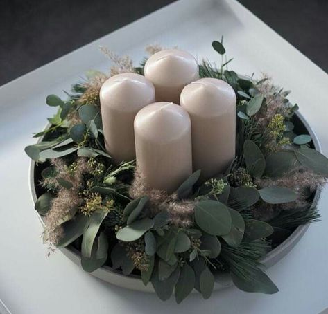 Christmas Decor Eucalyptus, Advent Wreath Eucalyptus, Christmas Eucalyptus Decorations, Homemade Advent Wreath Diy, Christmas Wreath Eucalyptus, Diy Christmas Advent Wreath, Christmas Wreaths Eucalyptus, Christmas Wreaths Table, Christmas Wreath Table Centerpiece