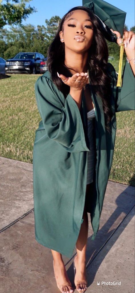 Cap And Gown Pictures Black Women, Green Graduation Gown, Green Graduation Gown And Cap, Graduation Gown Pictures, Cap And Gown Hair Hairstyles, Master Graduation Pictures Black Women, Cap And Gown Outfit, Masters Hood Graduation Pictures, Black Grad Pics