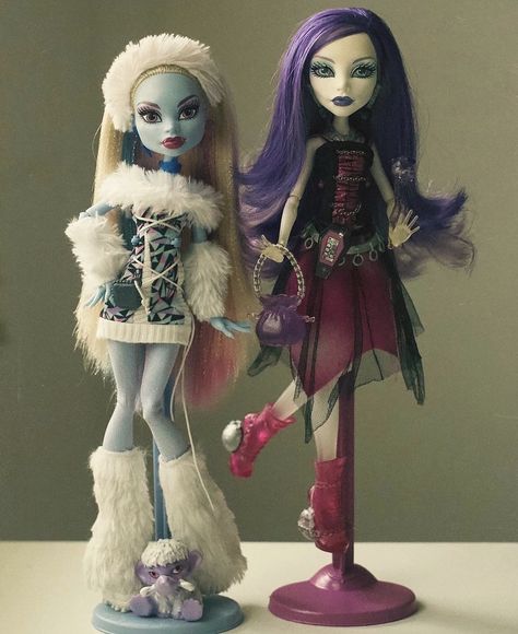 Abbey abominable and Spectra Voltlergiest 💙💜 Abbey Abominable, Arte Monster High, Monster High Pictures, Catty Noir, Moster High, Custom Monster High Dolls, Love Monster, Monster High Art, Monster High Characters