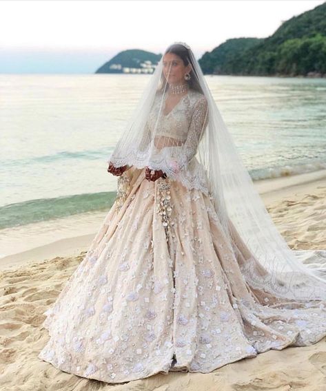 White Indian Wedding Dress, Modern Indian Wedding, Indian Wedding Gowns, Desi Wedding Dresses, Asian Bridal Dresses, Indian Bride Outfits, Desi Bride, Indian Bridal Lehenga, Indian Bridal Dress