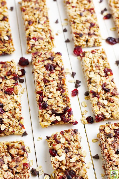 Made Good Granola Minis Recipe, Granola Bar Aesthetic, Granola Bars Healthy, Dried Cranberries Recipes, Homemade Granola Bar Recipe, Homemade Granola Bars Healthy, Granola Bars Recipe, Dried Cranberry, Chocolate Chip Granola Bars