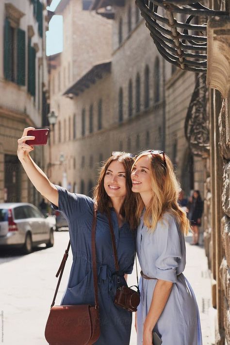 Travel People Photography, Travel Photos Ideas Friends, Girl Taking Photographs, Person Taking Selfie, People Taking Selfies, Travel Photography Poses, Friend Selfies, People Taking Photos, People Taking Pictures