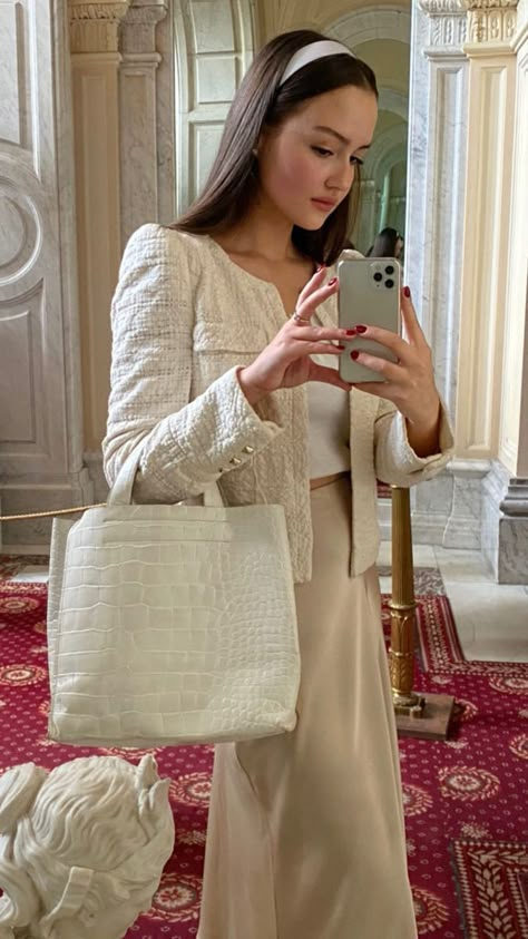 SPOTTED Blair waldorf lookalike in a boucle knit jacket x satin skirt Komarova Kristina, Autumn Old Money Outfits, Old Money Autumn Outfits, Coquette Old Money, Estilo Gossip Girl, Estilo Blair Waldorf, Blair Waldorf Outfits, Rich Outfits, Money Dress