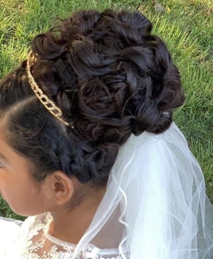 Hair Styles For First Communion, Quince Half Up Half Down Hairstyles, First Communion Hairstyles With Crown, 1st Communion Hairstyles, Quince Cinderella, Communion Party Decor, First Communion Hair, Communion Crown, Communion Decor