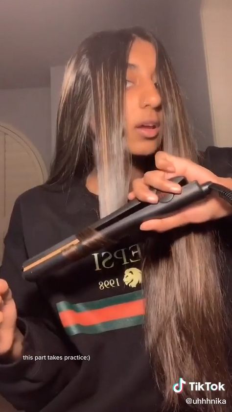 Lange Hair Straightener, Straightner Curls Tutorial, How To Curl Ur Hair With A Straightener, Curl Ends Of Hair, Curling Hair With Straightener, How To Curl Hair With Flat Iron, Hairstyles With Edges, Straightener Curls, Hair With Straightener