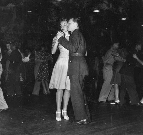 50s Couple, 50’s Aesthetic, 40s Aesthetic, Couple Vintage, Old Fashioned Love, Slow Dancing, Glenn Miller, Dancing Couple, Swing Dancing