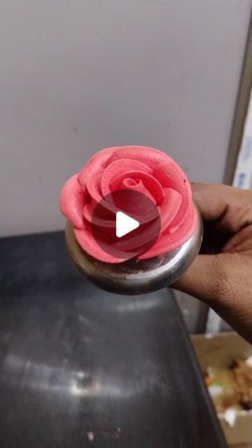 Making Roses With Icing, Icing Roses On Cake, How To Make Icing Roses, Cake Decorating Techniques Fondant, How To Make Buttercream Roses, How To Make Cake Flowers, Whipped Cream Flowers, Rose Cake Ideas, Flower Cupcake Decorating