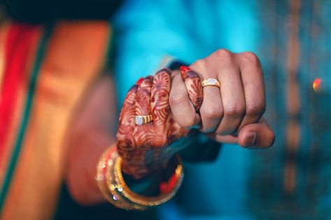 Golden engagement ring in couple hand | Premium Photo #Freepik #photo #couple-ring #wedding-couple #ring #engagement-ring Gold People, Golden Engagement Ring, Engagement Hand, Mehendi Ceremony, Engagement Photography Poses, Wedding Ceremony Traditions, Engagement Rings Couple, Planner Organisation, Couple Hands