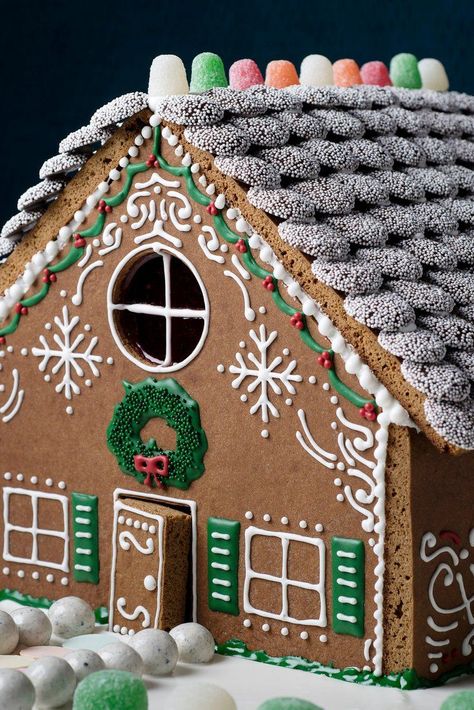 Chocolate Candy Roof  Gingerbread House Ideas - Gingerbread Decorating Ideas - Cookie Decorating Ideas - Holiday Season - Christmas Cookies Homemade Gingerbread House, Gingerbread House Recipe, Ginger Bread House Diy, Gingerbread House Template, Cool Gingerbread Houses, Diy Gingerbread, Gingerbread House Parties, Make A Gingerbread House, Gingerbread House Designs