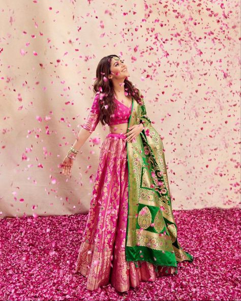 I am in absolute love with this colour combination! Outfit: Warpandweft. Isha Multani, Mehandi Outfits, Indian Bridesmaid Dresses, Simple Lehenga, Mehendi Outfits, Lehenga Designs Simple, Green Lehenga, Indian Dresses Traditional, Traditional Indian Outfits