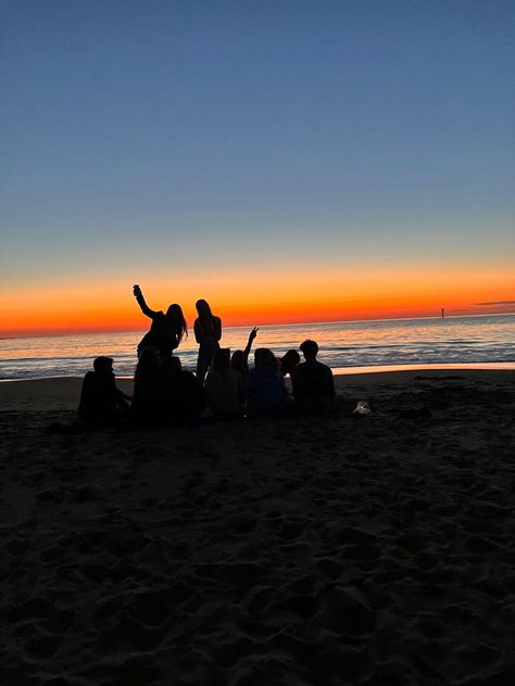 Friends Enjoying Aesthetic, Sunset With Friends Aesthetic, Friends Sunset Aesthetic, Frienship Aesthetic Pics, Friends At The Beach Aesthetic, Laughing With Friends Aesthetic, Beach Camping Aesthetic, Trip With Friends Aesthetic, Sunset With People