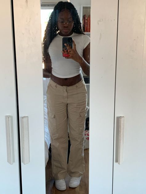 Bershka Cargo Pants Beige, Tan Cargo Pants Outfit Spring, White Shirt And Khaki Pants Outfit Women, Styling Khaki Cargo Pants Women, Tan Cargo Pants Outfit Black Women, What To Wear With Tan Cargo Pants, Khaki Cargos Outfits, Cargo Khaki Pants Outfits, Outfits With Tan Pants