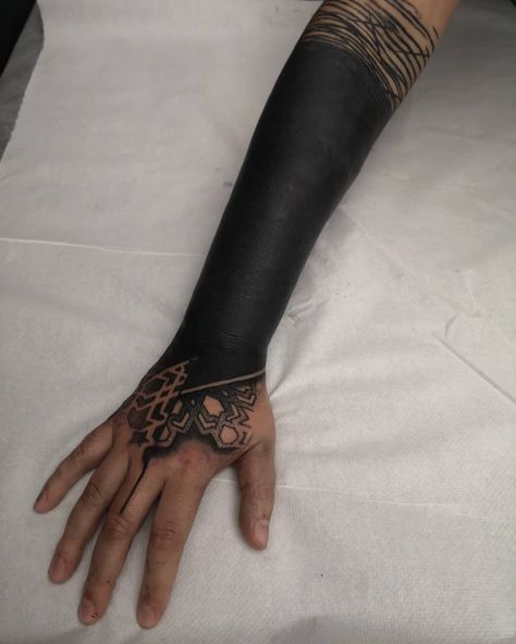 Black Arm Tattoo, Tattoo Boyfriend, Blackout Sleeve, Black Sleeve Tattoo, Traditional Hand Tattoo, Mandala Hand Tattoos, Butterfly Hand Tattoo, Inner Arm Tattoo, Band Tattoo Designs