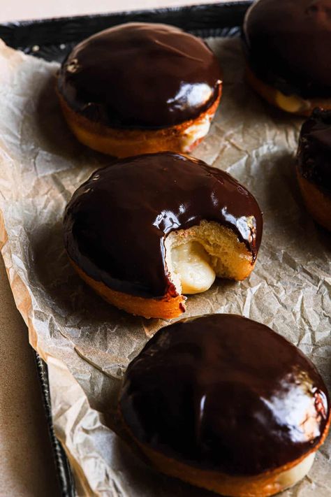 Doughnut Recipe Without Yeast, Boston Cream Donut Recipe, Boston Cream Pie Filling, Cream Donut Recipe, Homemade Doughnut Recipe, Boston Cream Donut, Cream Filled Donuts, Vanilla Pastry Cream, Bread Cinnamon Rolls