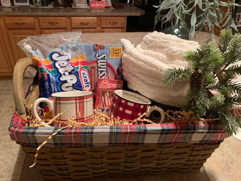 Blanket Gift Basket, Hot Chocolate Gift Basket, Family Gift Baskets, Hot Cocoa Gift, Gift Basket Ideas Christmas, Christmas Gift Baskets Diy, Cocoa Gift, Hot Chocolate Gifts, Thrifty Thursday