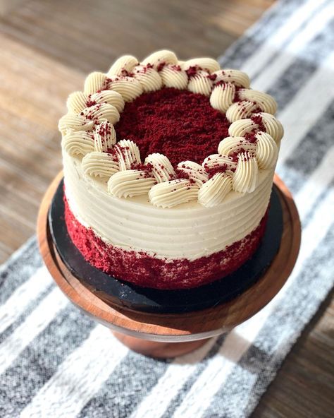 Christine Chase-Reynolds on Instagram: “Just a simple red velvet cake for a family Thanksgiving! Well, kinda😆 I had to watch this one closely, because Masons favorite is red…” Simple Red Velvet Cake, Velvet Birthday Cake, Red Velvet Birthday Cake, Red Velvet Birthday, Red Birthday Cakes, Bolo Red Velvet, Buttercream Cake Decorating, Simple Cake Designs, Mini Cakes Birthday