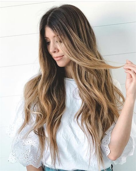 Perfect Instagram Poses for Hair Posts by @heyelizabethfaye - Hair Color - Modern Salon New Hair Poses, Hair Photography Poses, Poses For Hair Pictures, Hair Picture Poses, Poses To Show Off Hair, New Hair Picture Ideas, Long Hair Poses Photo Ideas, Client Hair Poses, Hair Posing Photo Ideas